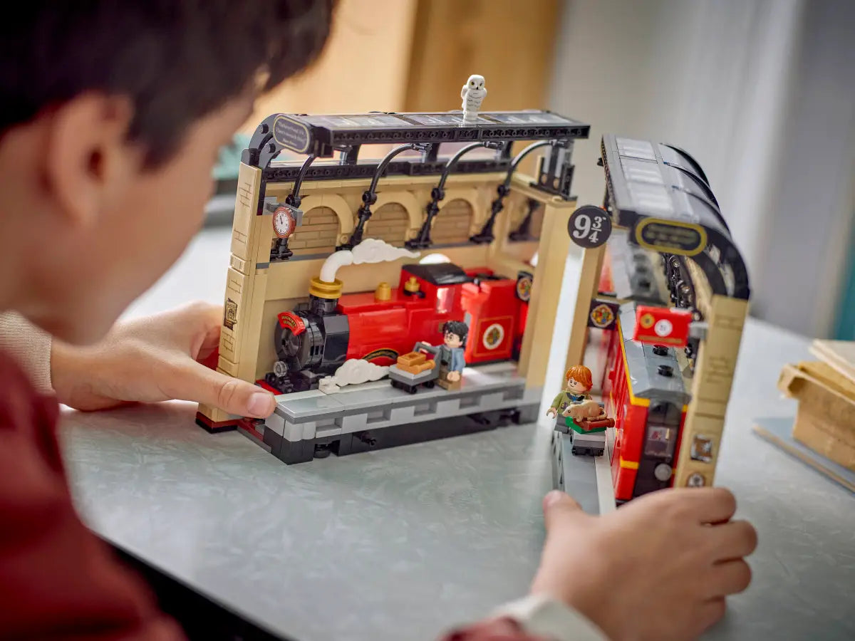 LEGO® Harry Potter™ Book Nook: Hogwarts Express (76450)
