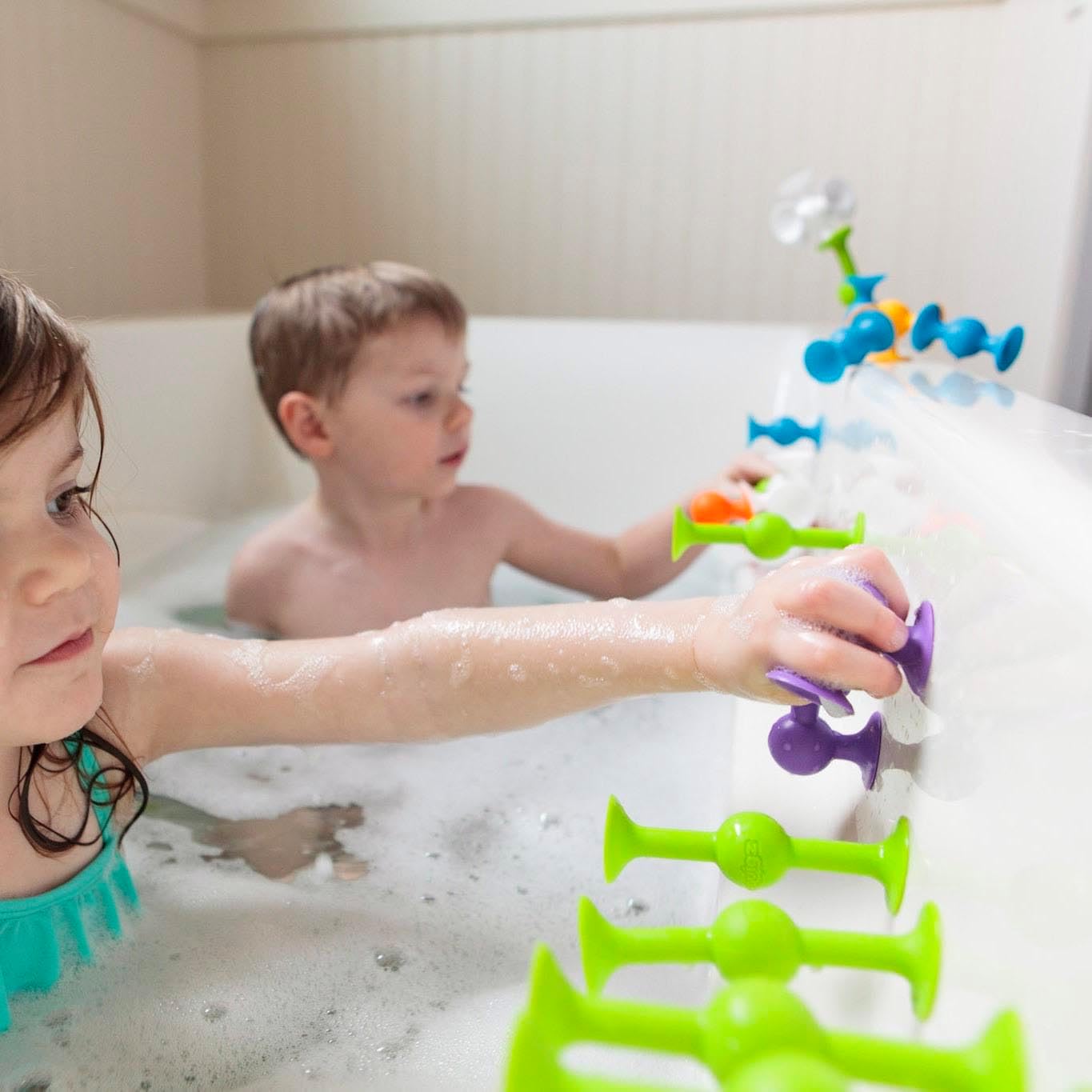 Fat Brain Toys Squigz Deluxe Set - 50-Piece Suction Construction Toys, Suction Bath Toys, Sensory Toys