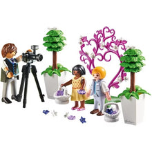 Children with Photographer (PM-9230)